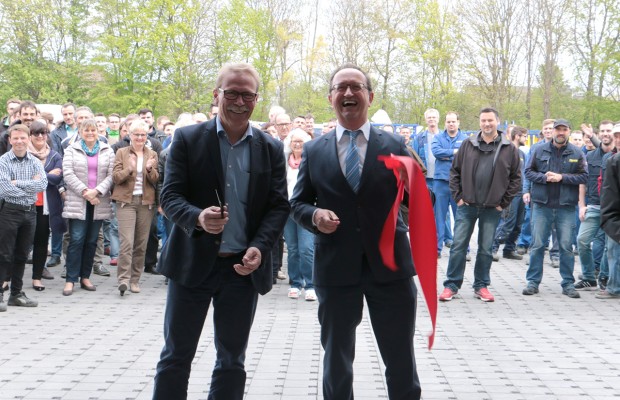 Udo Klaußner (r.) und Edgar Schmitz eröffnen mit dem symbolischen Schnitt die neue Versandhalle in Andernach.