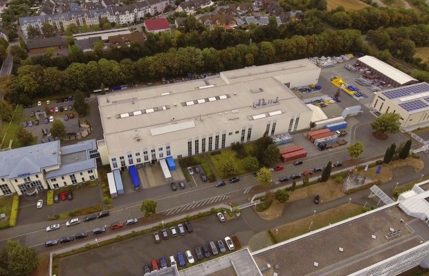 Der Standort Andernach mit energetisch sanierten Dach- und Wandflächen sowie der 2017 in Betrieb genommenen Photovoltaikanlage auf der Ersatzteilhalle