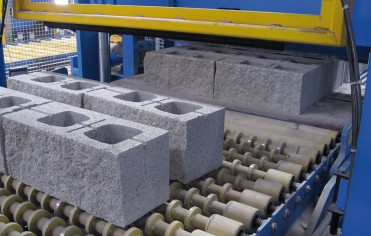 Blocs de béton avec des surfaces fracturées à l'aspect de pierre naturelle